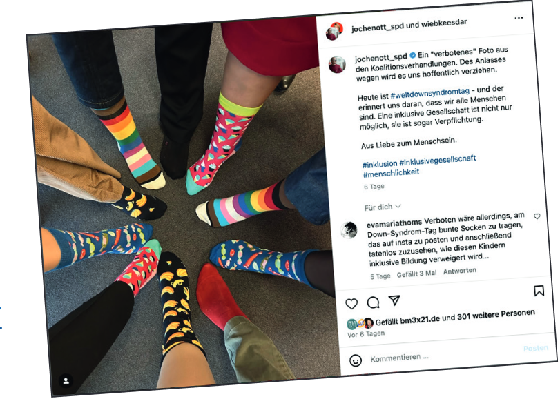 Auszug aus Instagram, links Foto: Draufsicht auf 9 zusammengestellte Beine, deren Füße sich in der Mitte treffen. Es sind unterschiedliche Socken mit Mustern und Farben zu sehen.

Rechts Ausschnitt mit Kommentaren von Instagram